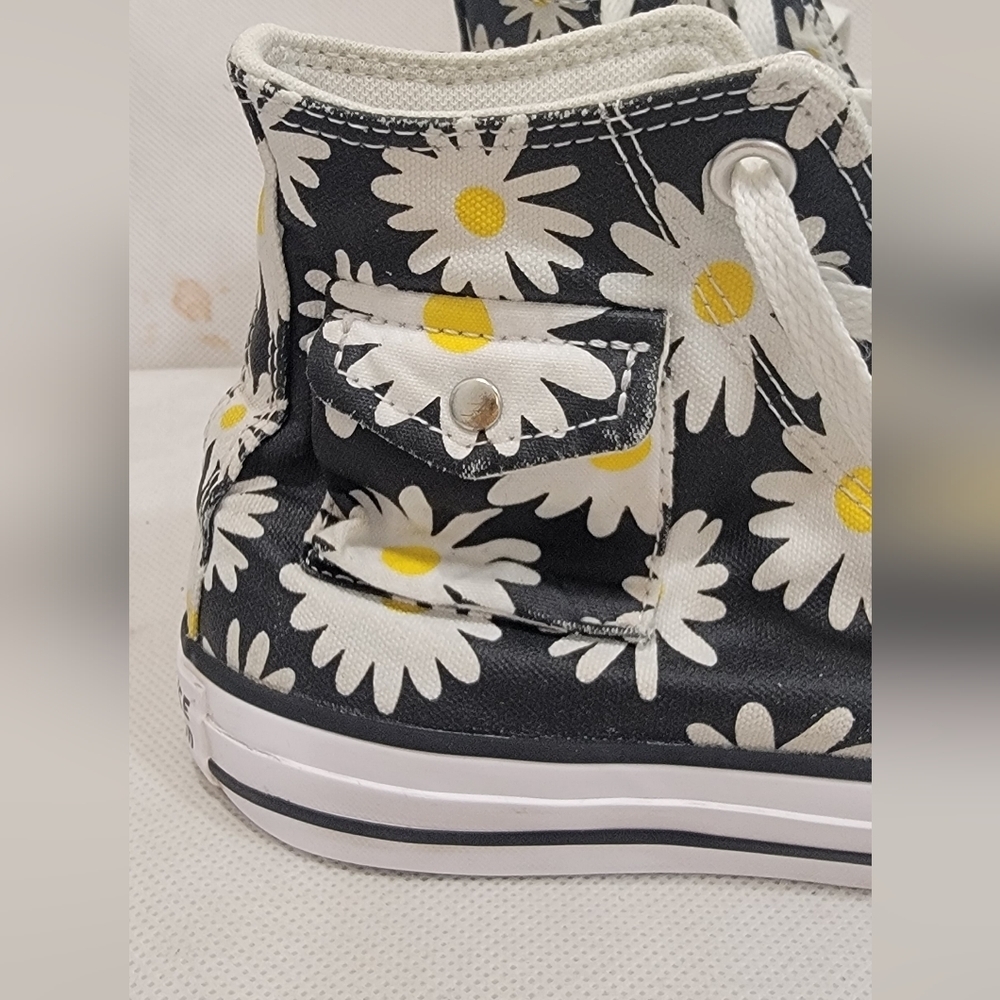 CONVERSE CHUCK TAYLOR HIGH TOP FLORAL DAISY PATTERN WITH SIDE POCKET - Picture 2 of 8